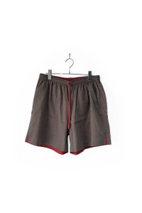 roundabout/REVERSIBLE EASY SHORTS CHARCOAL × RED